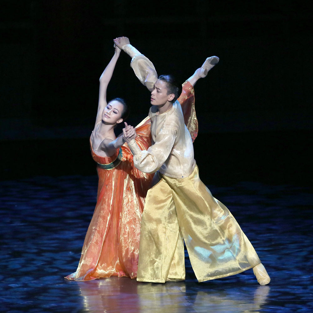 Wu Husheng (Emperor) and Qi Bingxue (Lady Yang) in <I>Echoes of Eternity</I>.<br />© Shanghai Ballet. (Click image for larger version)