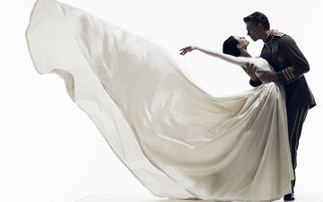 Australian Ballet publicity image for Graeme Murphy's Swan Lake.© Liz Ham. (Click image for larger version)