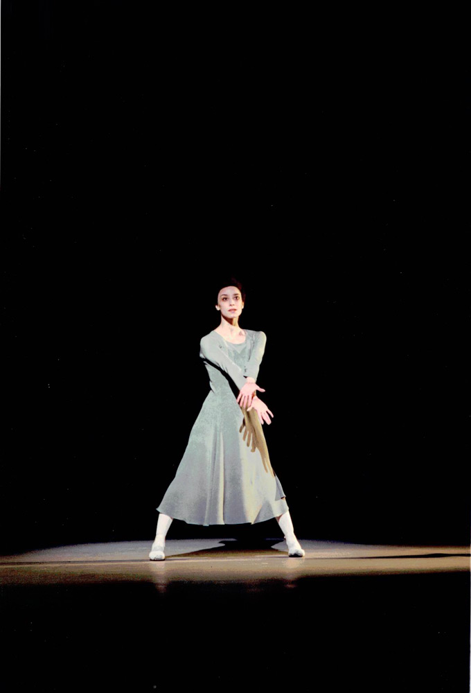 Viviana Durante dancing with the Royal Ballet in Anastasia.© Bill Cooper, courtesy Viviana Durante. (Click image for larger version)
