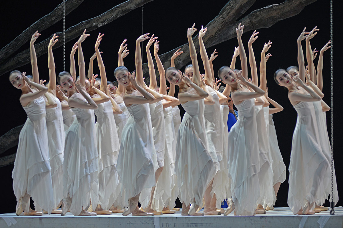National Ballet of China in The Peony Pavilion.© Dave Morgan. (Click image for larger version)