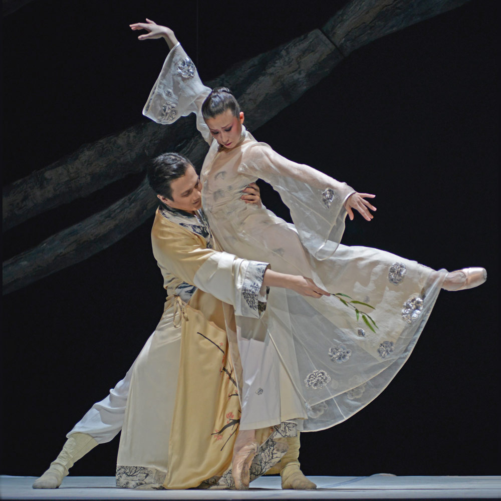 Ma Xiaodong and Zhu Yan in The Peony Pavilion.© Dave Morgan. (Click image for larger version)