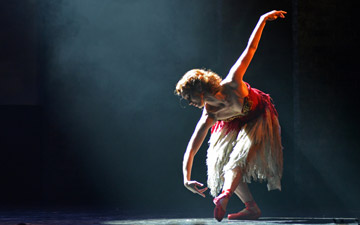 Ashley Shaw in The Red Shoes.© Dave Morgan. (Click image for larger version)