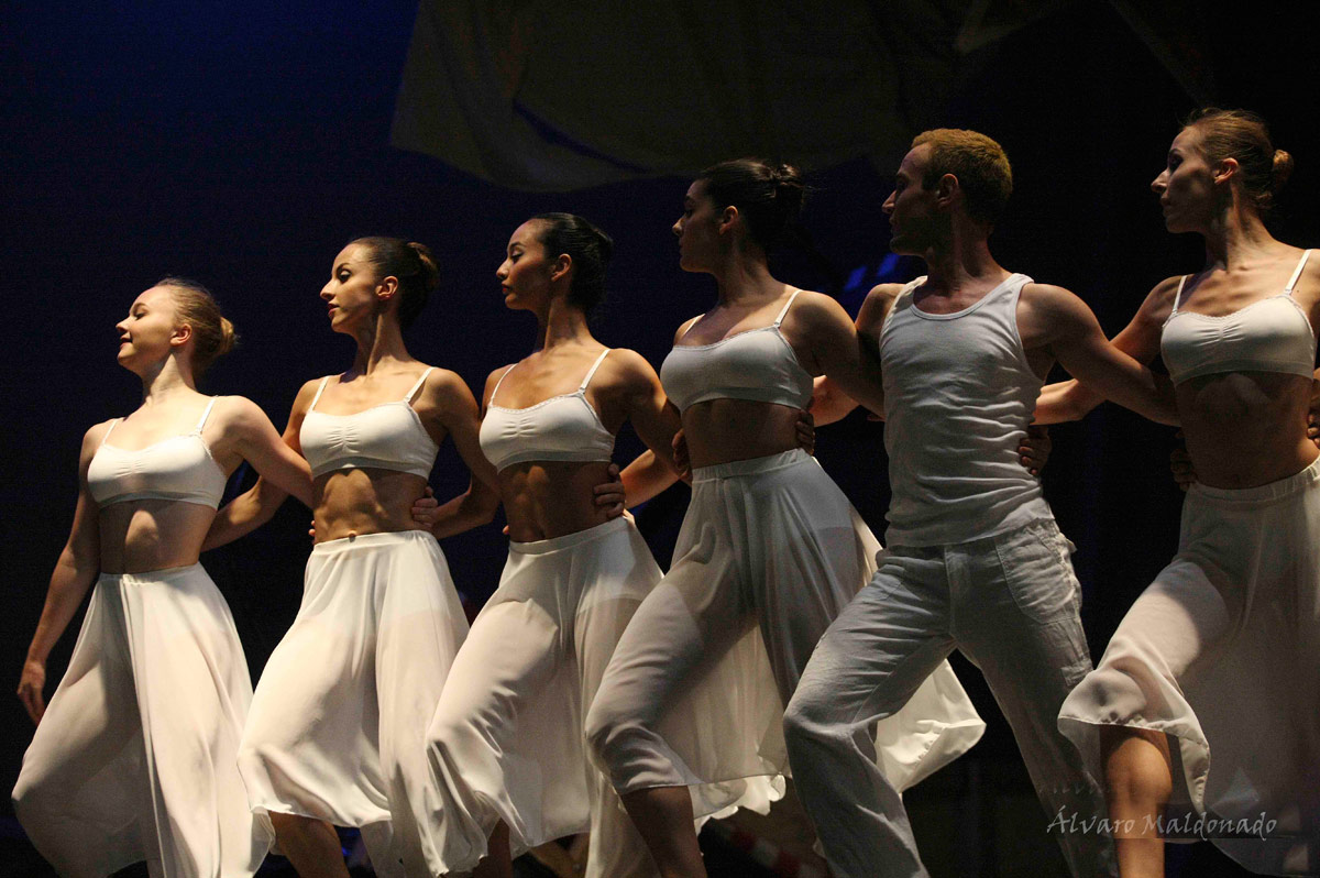 Pasodos Dance Company in <I>El Principito</I>.<br />© Alvaro Maldonado. (Click image for larger version)