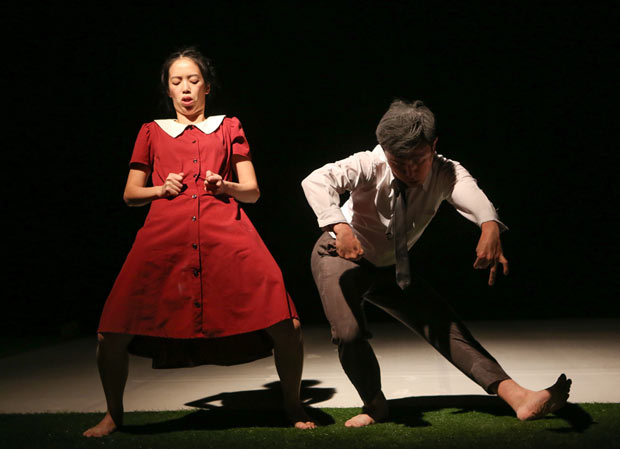 Yi-Wei Tien and Chen-Chih Liao in <I>Tschüss!! Bunny</I>.<br />© Julie Lemberger. (Click image for larger version)