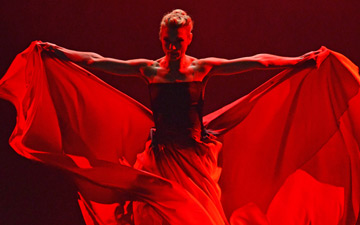 Zenaida Yanowsky in Symphonic Dances.© Dave Morgan, courtesy the Royal Opera House. (Click image for larger version)