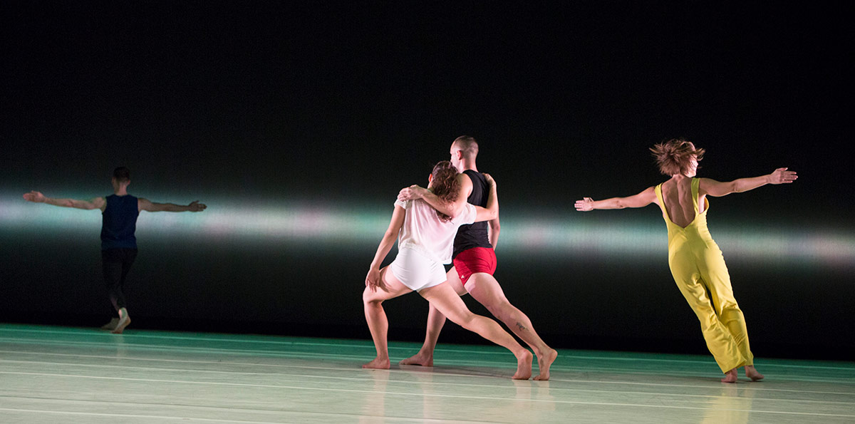 Liz Gerring Dance Company in Horizon.© Yi-Chun Wu. (Click image for larger version)
