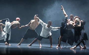 Company Wayne McGregor in Autobiography.© Richard Davies. (Click image for larger version)