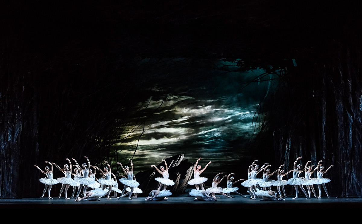 The Royal Ballet in <I>Swan Lake</I>.<br />© Bill Cooper, courtesy the Royal Opera House. (Click image for larger version)