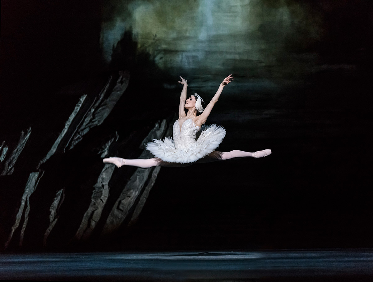 Marianela Nunez in <I>Swan Lake</I>.<br />© Bill Cooper, courtesy the Royal Opera House. (Click image for larger version)