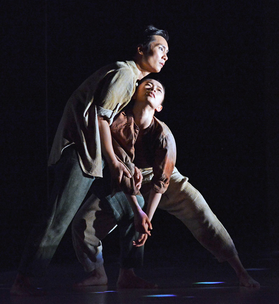 Cloud Gate Dance Theatre of Taiwan in <I>Formosa</I>.<br />© Dave Morgan. (Click image for larger version)