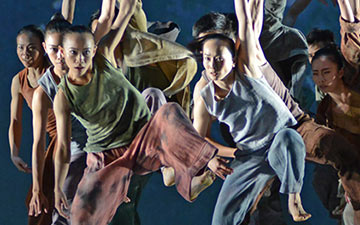 Cloud Gate Dance Theatre of Taiwan in Formosa.© Dave Morgan. (Click image for larger version)