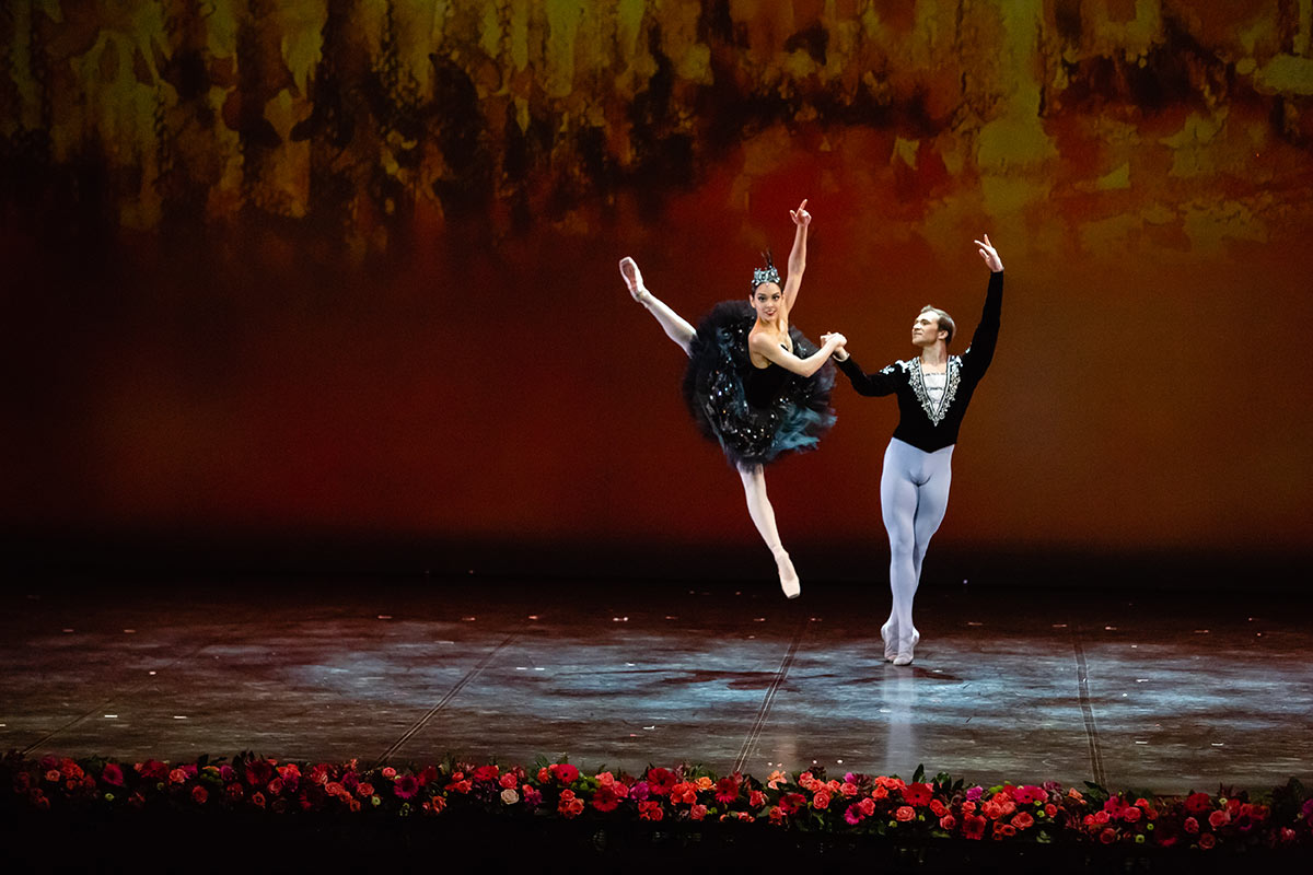 Amanda Gomes and Mikhail Timaev in Black Swan pas de deux.© Edvard Tihonov. (Click image for larger version)