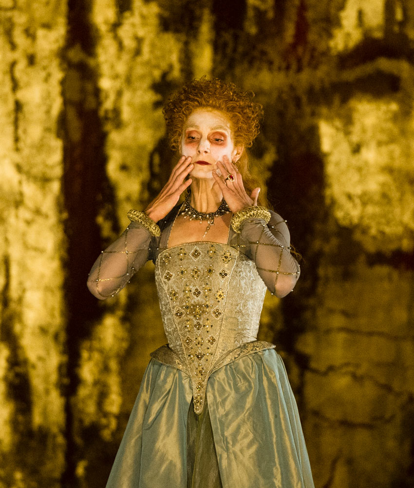Zenaida Yanowsky in Will Tuckett’s Elizabeth.© Foteini Christofilopoulou, courtesy the Royal Opera House. (Click image for larger version)