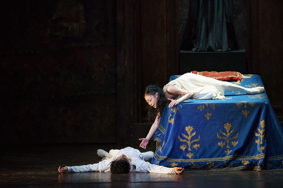 Momoko Hirata and Cesar Morales in Romeo and Juliet.© Bill Cooper. (Click image for larger version)