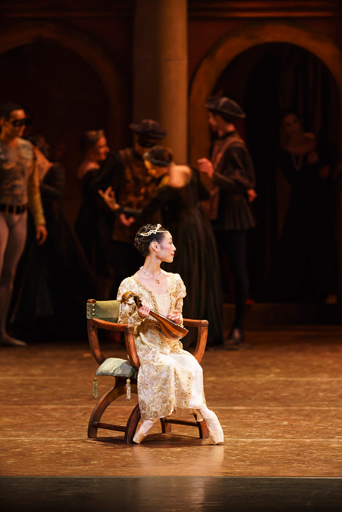 Momoko Hirata in Romeo and Juliet.© Bill Cooper. (Click image for larger version)