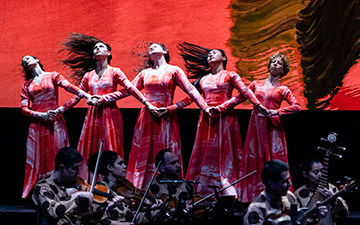 Mark Morris Dance Group / Silkroad Ensemble: Layla and Majnun.© Foteini Christofilopoulou. (Click image for larger version)