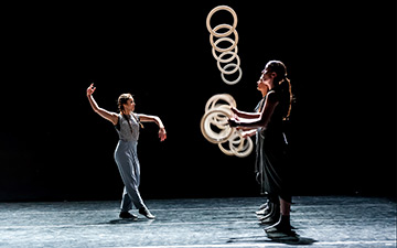 Spring by Gandini Juggling and Alexander Whitley.© Lidia Crisafulli. (Click image for larger version)