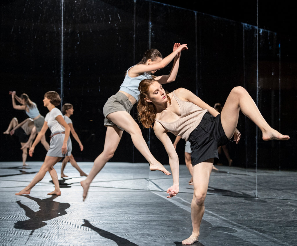 CNN Ballet de Lorraine in For Four Walls. © Foteini Christofilopoulou. (Click image for larger version)