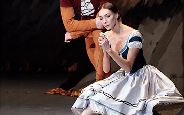 Olga Smirnova and Artemy Belyakov in Giselle.© Damir Yusupov/ Bolshoi Theatre. (Click image for larger version)