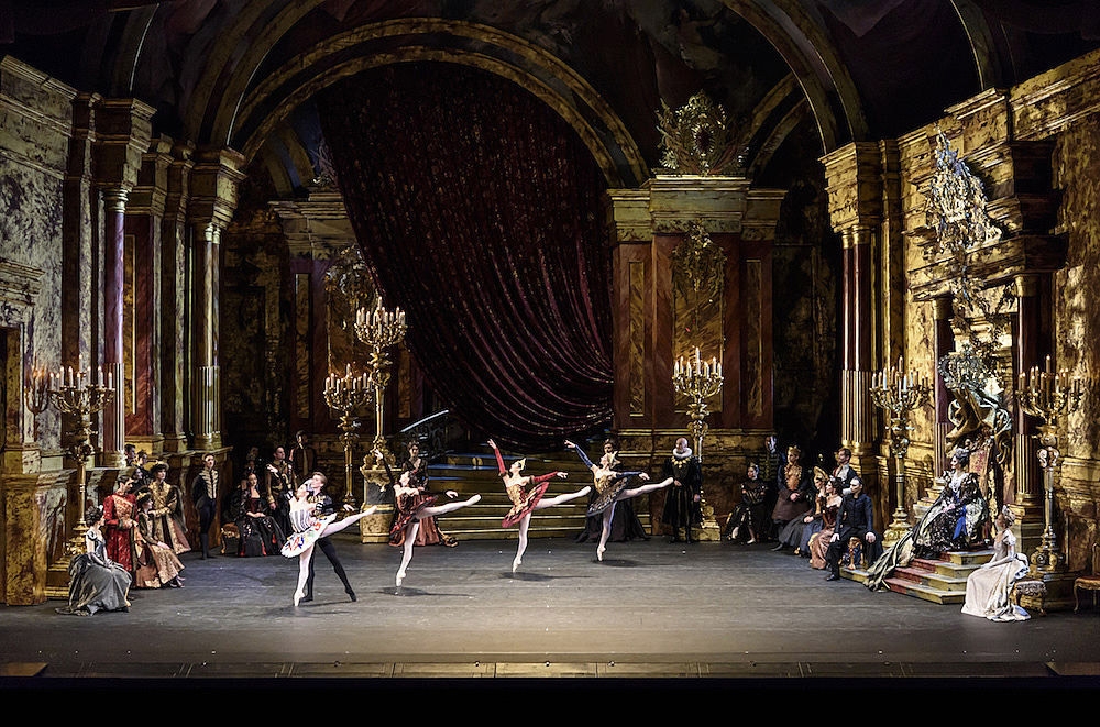 The Royal Ballet in Swan Lake.© Bill Cooper, courtesy the Royal Opera House. (Click image for larger version)