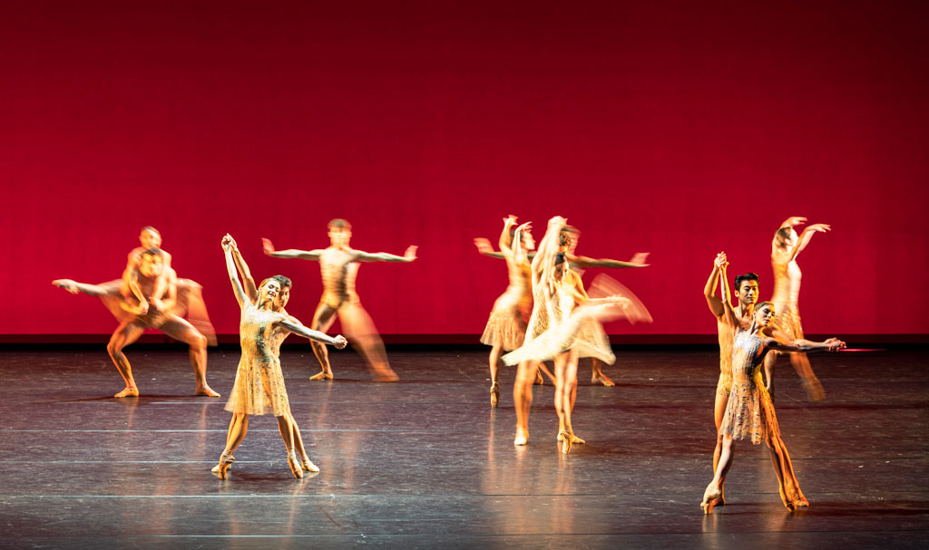 The Royal Ballet in <I>Within the Golden Hour</I>.<br />© Foteini Christofilopoulou, courtesy the Royal Opera House. (Click image for larger version)