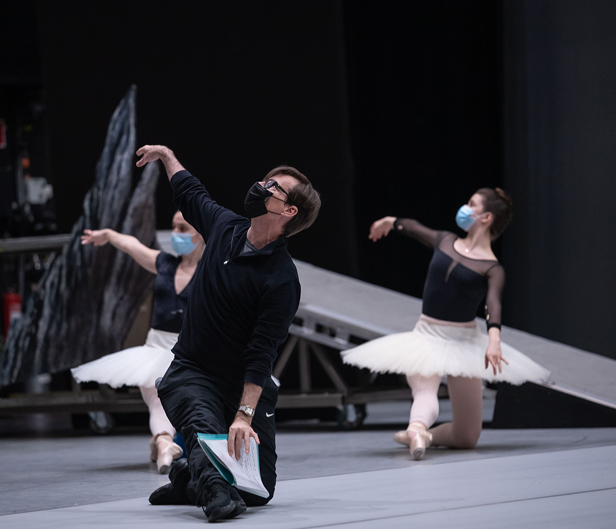 David McAllister working in the studio at Finnish National Ballet.© Roosa Oksaharju. (Click image for larger version)