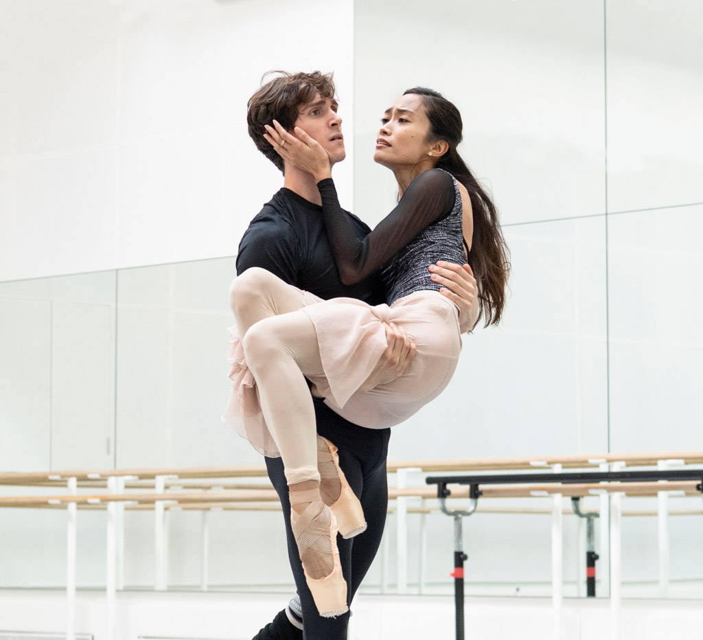 Fumi Kaneko and William Bracewell in studio rehearsals of Romeo and Juliet, September 2021.© Foteini Christofilopoulou, courtesy the Royal Opera House. (Click image for larger version)