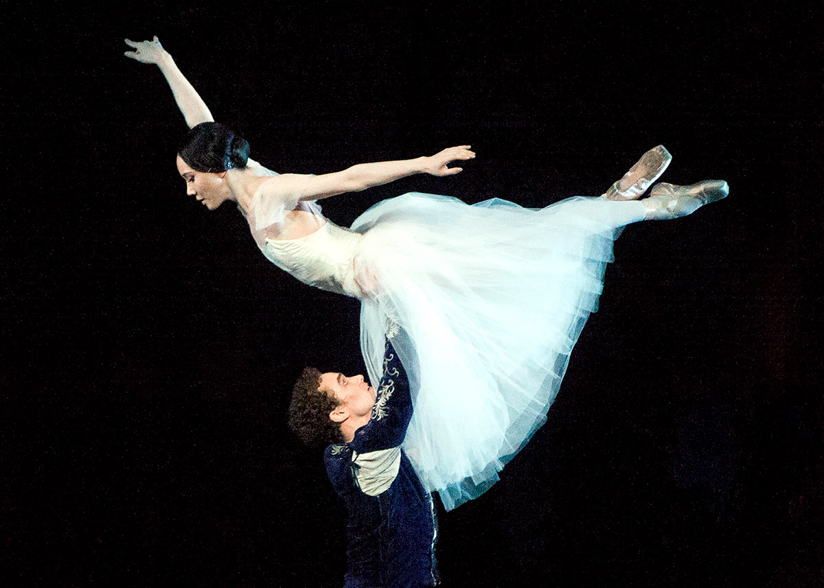 Hee Seo and Cory Stearns in <I>Giselle</I>.<br />© Gene Schiavone. (Click image for larger version)