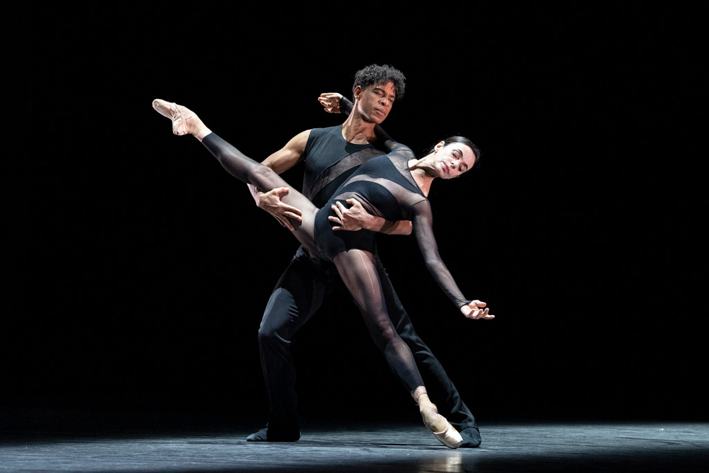 Alessandra Ferri and Carlos Acosta in the mew <I>Chacona</I> pdd.<br />© Foteini Christofilopoulou. (Click image for larger version)