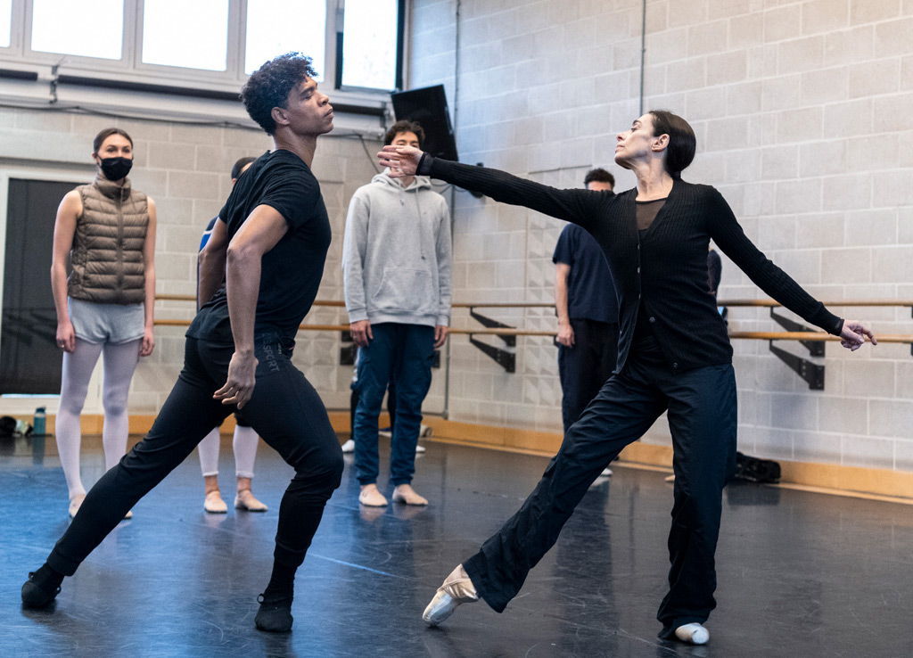 <I>Chacona</I> rehearsal: Carlos Acosta and Alessandra Ferri.<br />© Foteini Christofilopoulou. (Click image for larger version)