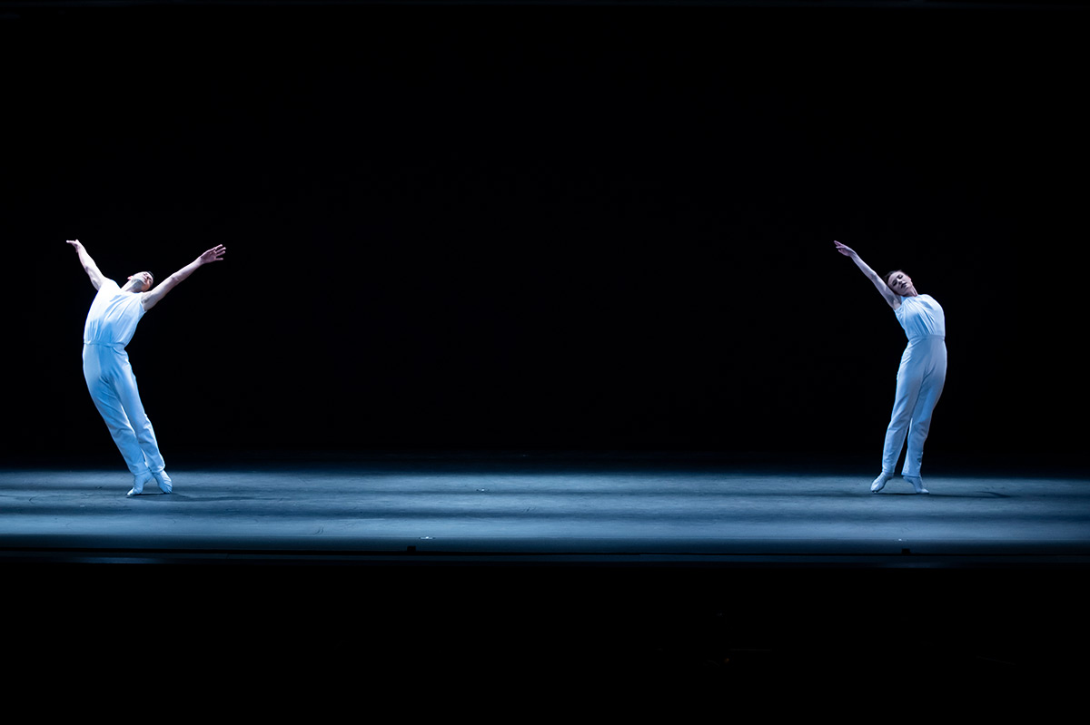 Robbie Fairchild and Sara Mearns in Twyla Tharp‘s <I>Pergolesi</I>.<br />© Paula Lobo. (Click image for larger version)