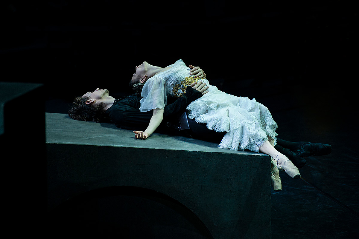 Sergei Polunin and Alina Cojocaru in <I>Romeo & Juliet</I>.<br />© Jack Thomson. (Click image for larger version)