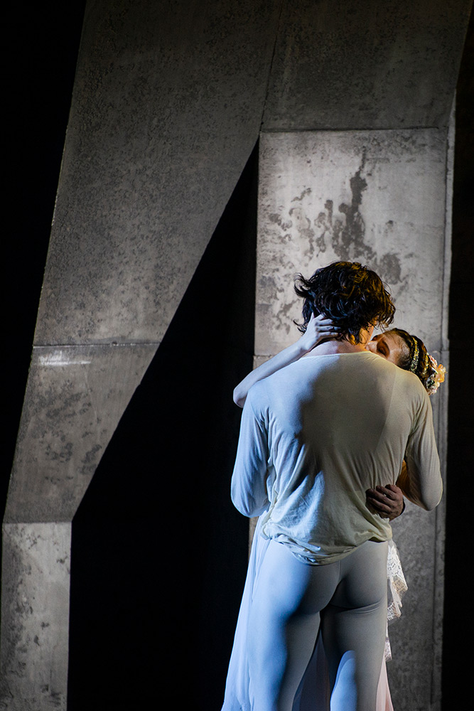 Sergei Polunin and Alina Cojocaru in Romeo & Juliet.© Jack Thomson. (Click image for larger version)