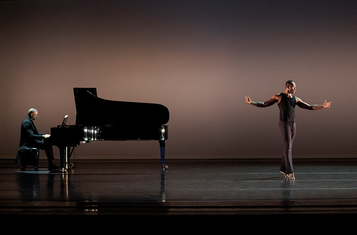Jamar Roberts in <I>You Are the Golden Hour that would Soon Evanesce</I> with live music by Jason Moran in his farewell performance, December 9, 2021.<br />© Paul Kolnik. (Click image for larger version)