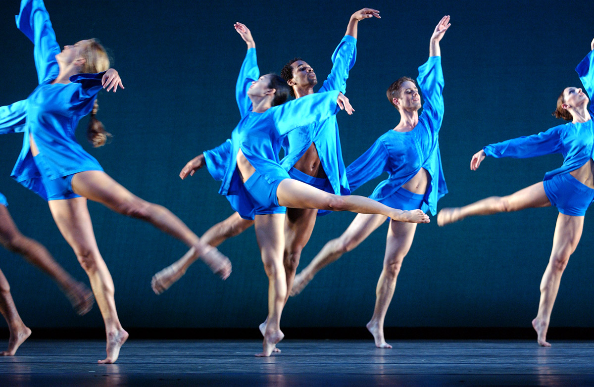 Mark Morris Dance Group in <I>V</I>.<br />© Robbie Jack. (Click image for larger version)