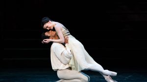 Anna Rose O’Sullivan and Marcelino Sambé in Romeo and Juliet (2019).© Helen Maybanks. (Click image for larger version)